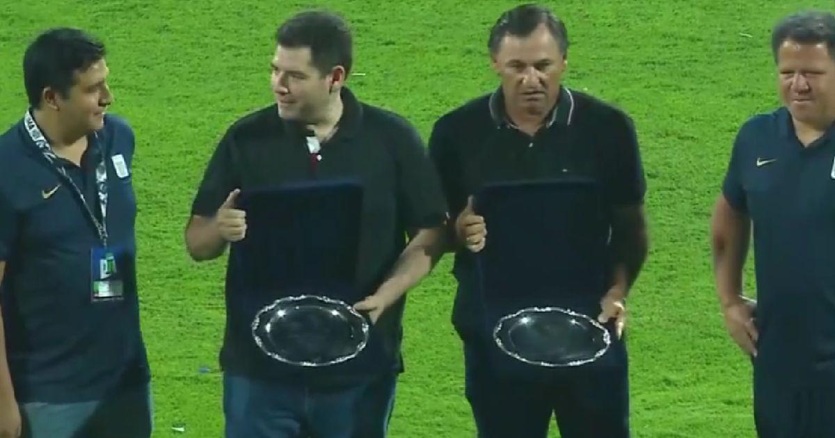 Carlos Bustos recibió placa previo al duelo ante Alianza Lima