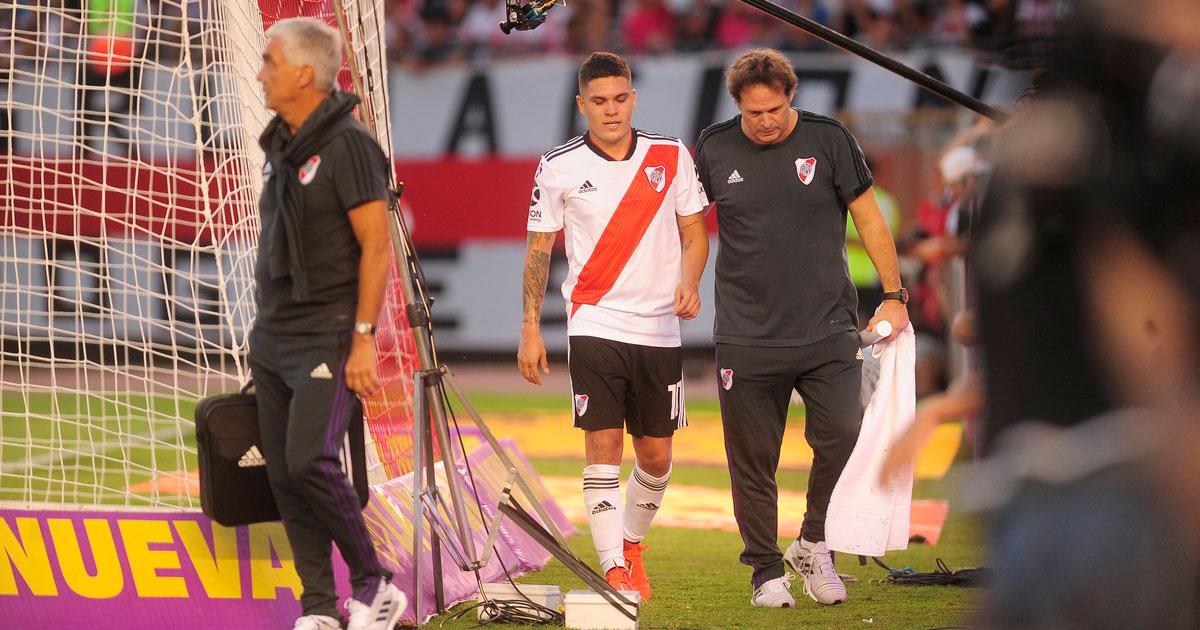 Juanfer Quintero sale lesionado del Monumental de Argentina