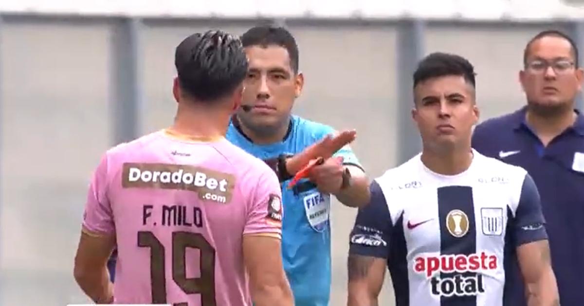 (VIDEO) Para no creer: Diego Haro expulsó a dos jugadores y se retractó tras revisar el VAR
