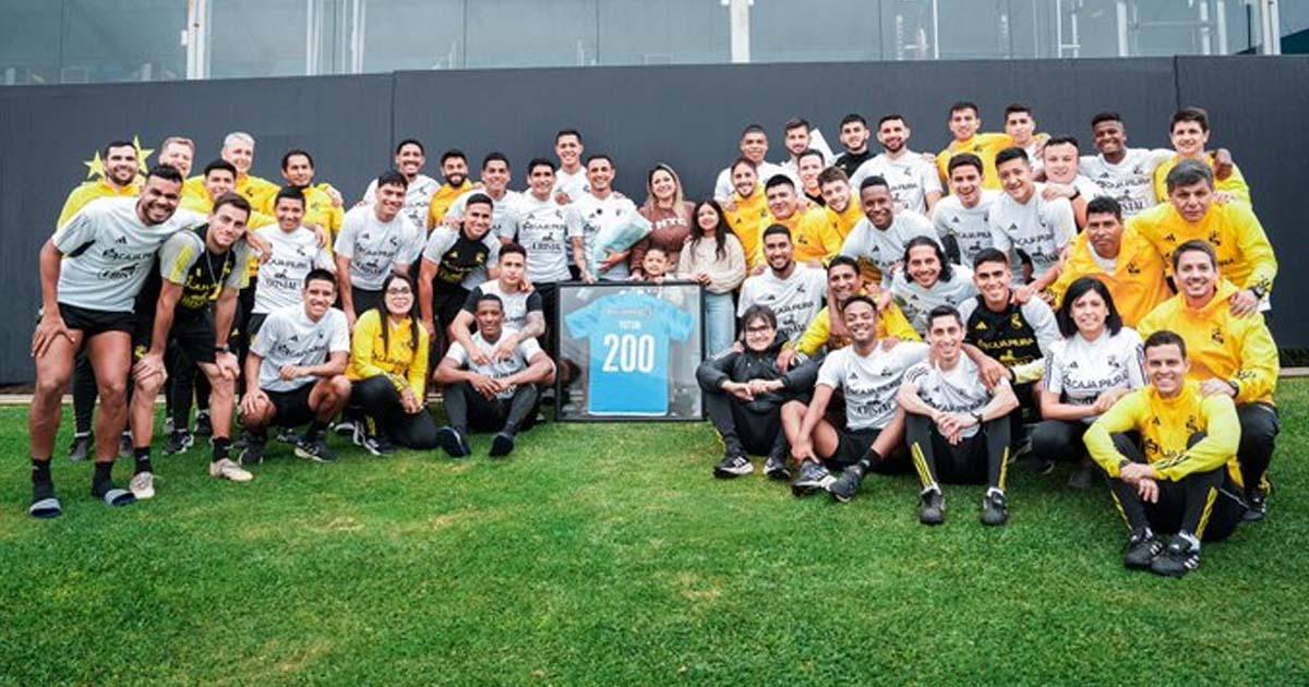 Yotún recibió camiseta especial por sus 200 partidos con Cristal