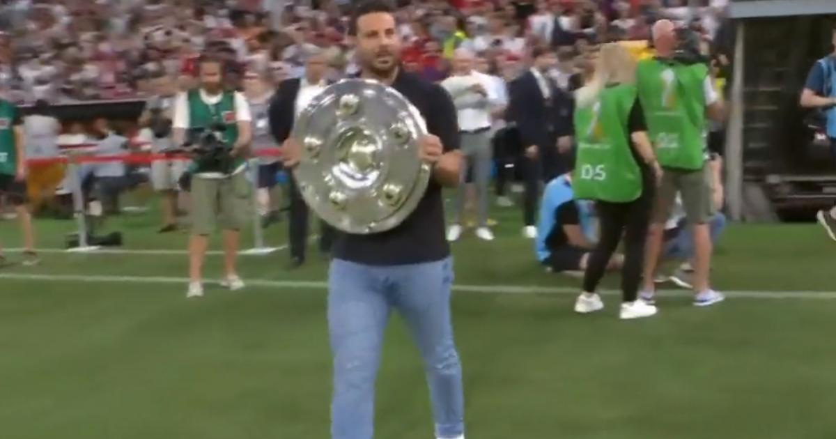 (VIDEO) Pizarro lució el trofeo del Bayern en la previa de la Supercopa