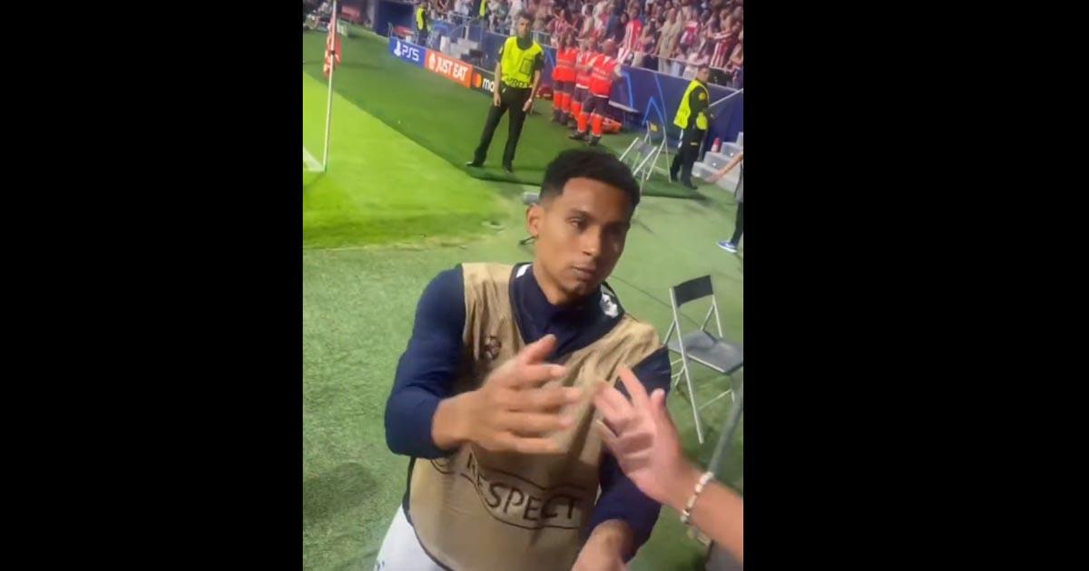 (VIDEO) Le cumplió el sueño: López regaló camiseta a hincha peruano en Madrid
