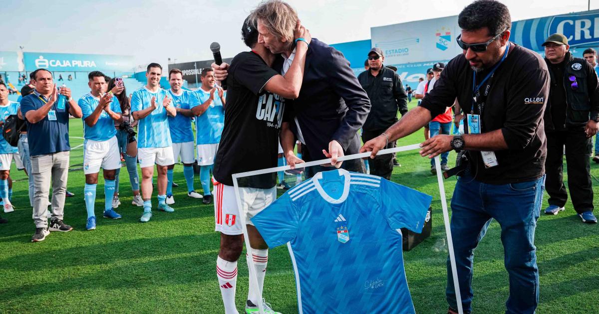 (VIDEO | FOTOS) Merecido homenaje: Carlos Lobatón se despidió del fútbol profesional en el Alberto Gallardo