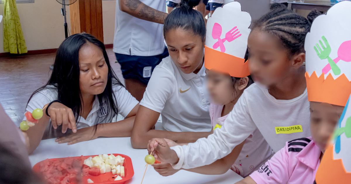Equipo de fútbol femenino de Alianza Lima llevó alegría a niños de Lima Norte