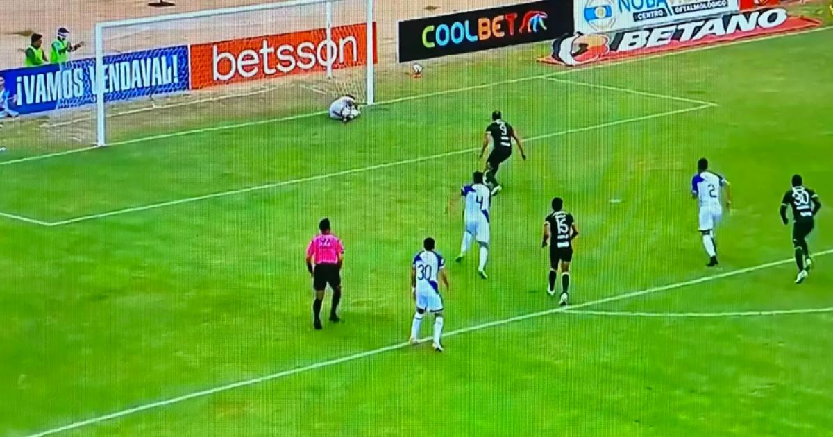 (VIDEO) ¡Le ahogó el grito de gol! Diego Melián le atajó el penal a Hernán Barcos