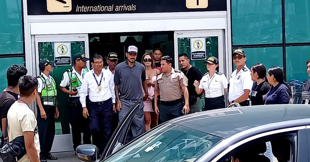 Paolo Guerrero llegó a Lima para reunión con Richard Acuña