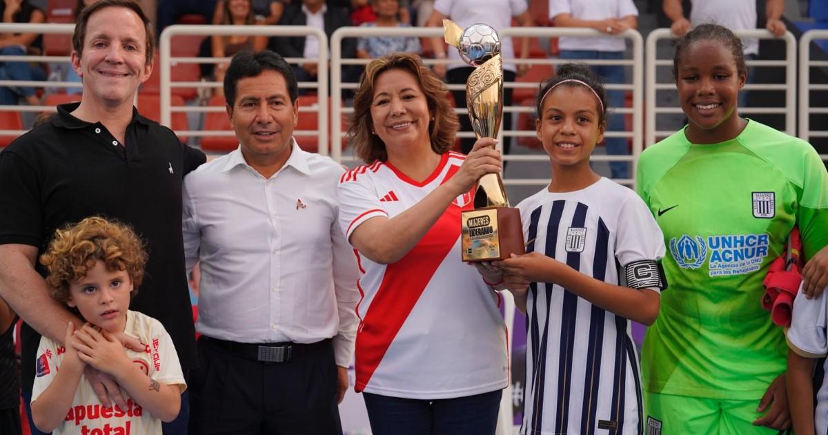 MIMP organizó partido de fútbol entre equipos femeninos de Universitario y Alianza Lima
