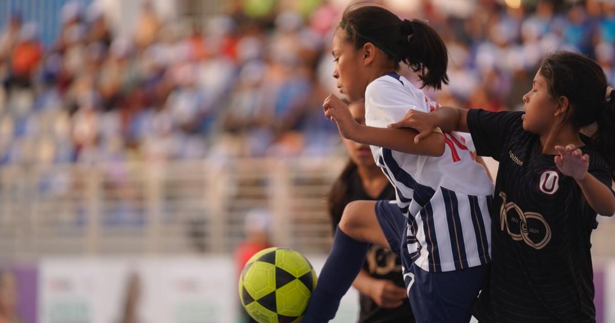 MIMP organizó partido de fútbol entre equipos femeninos de Universitario y Alianza Lima