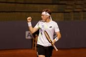 Ignacio Buse ganó en dobles y avanzó a cuartos de final en Tarragona